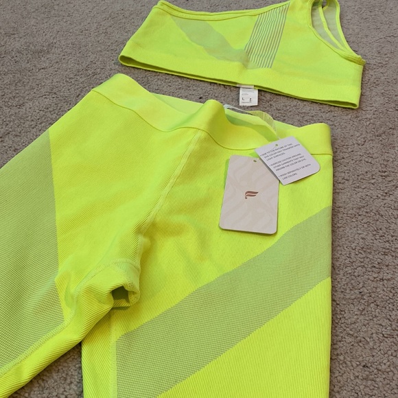 Beautiful fabletics workout set - Picture 2 of 5